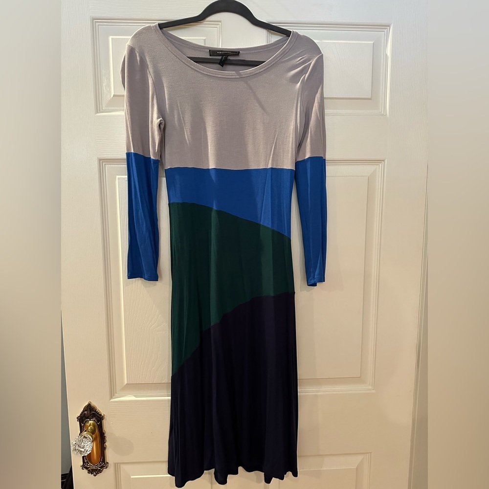 Stylish BCBG block color midi dress In comfortable stretch fabric